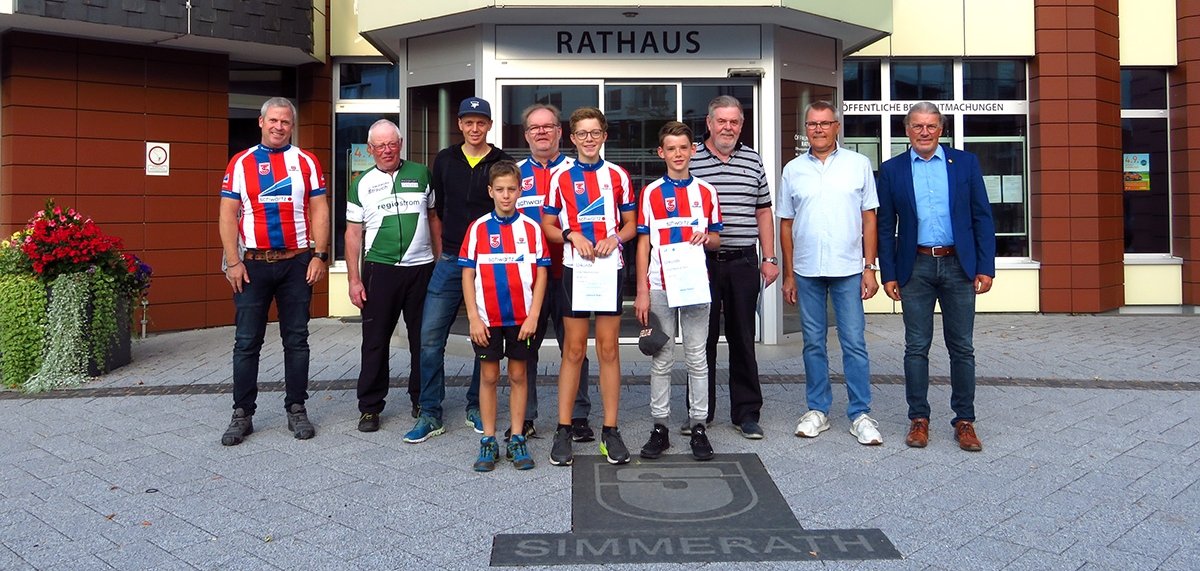 Die Teilnehmer an der Siegerehrung des Stadtradelns mit Bürgermeister Bernd Goffart