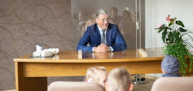 Der Bürgermeister zeigt den Kindern das Trauzimmer.