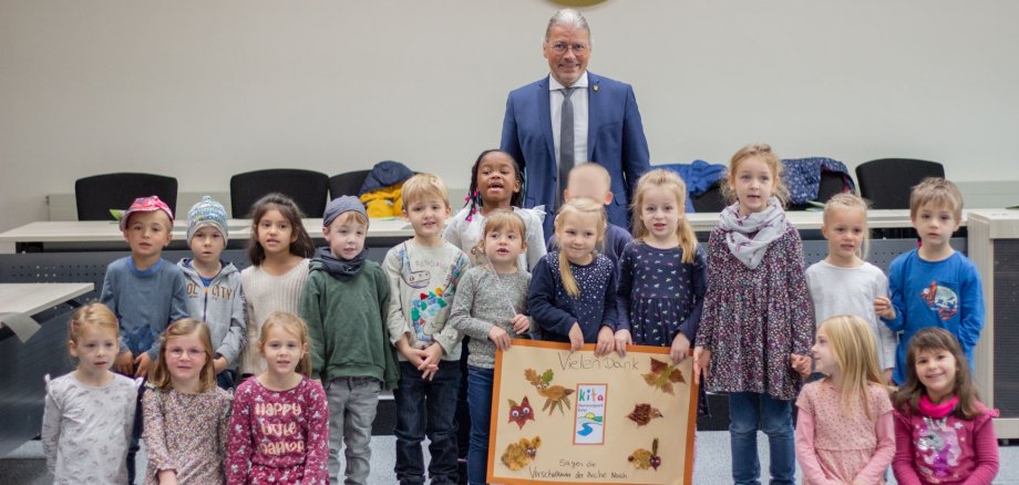 Gruppenfoto der Vorschulkinder mit dem Bürgermeister