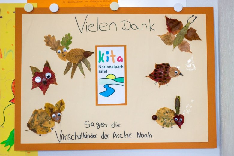 Plakat mit gebastelten Waldtieren