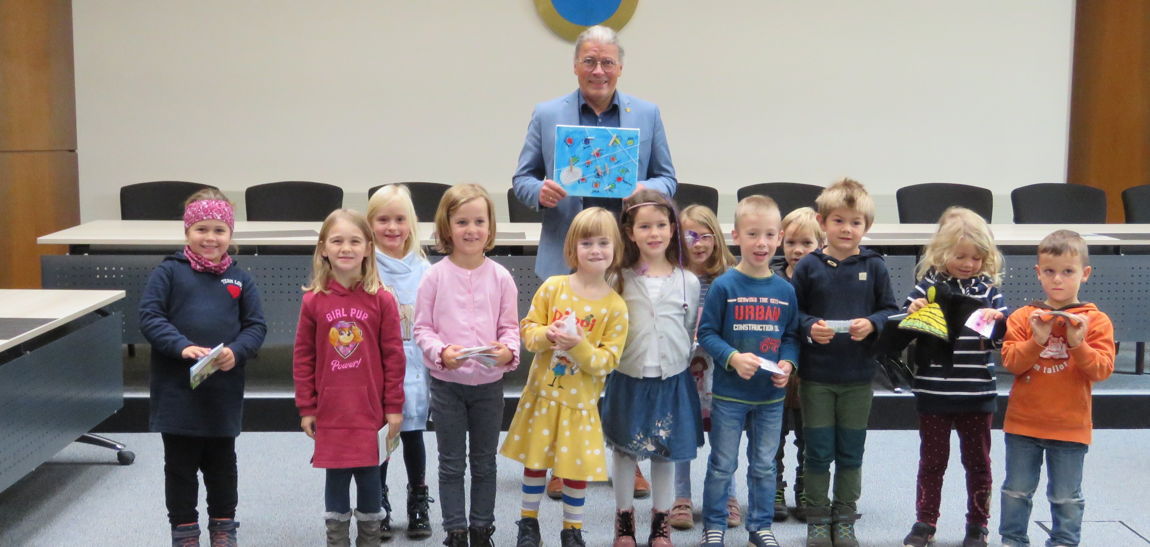 Gruppenfoto der Kinder mit dem Bürgermeister
