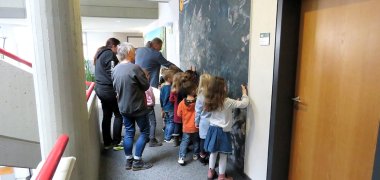 Die Kinder bestaunen ein Bild im Flur.