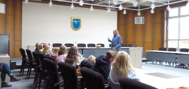 Die Kinder mit dem Bürgermeister im Sitzungssaal.
