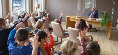 Die Kinder mit dem Bürgermeister im Trauzimmer.