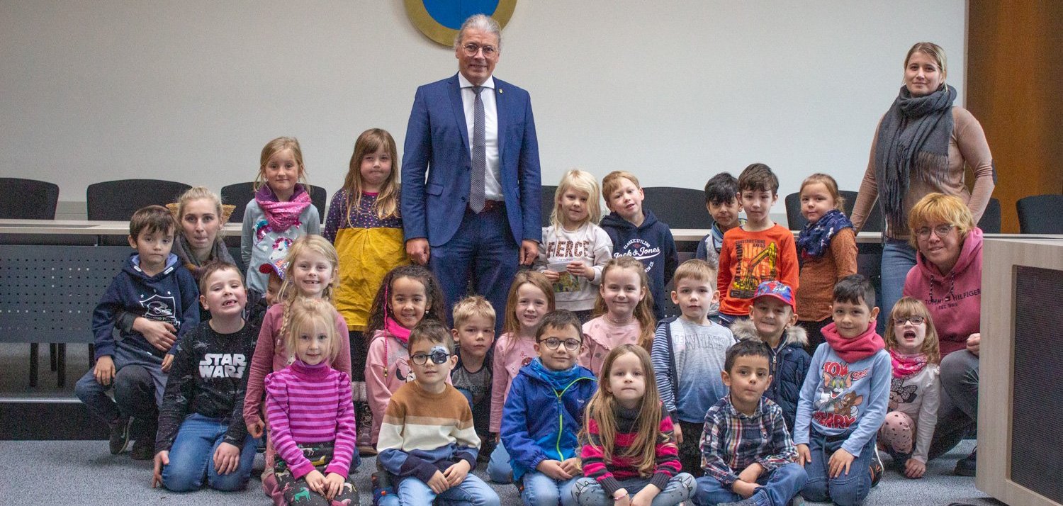 Gruppenfoto mit dem Bürgermeister