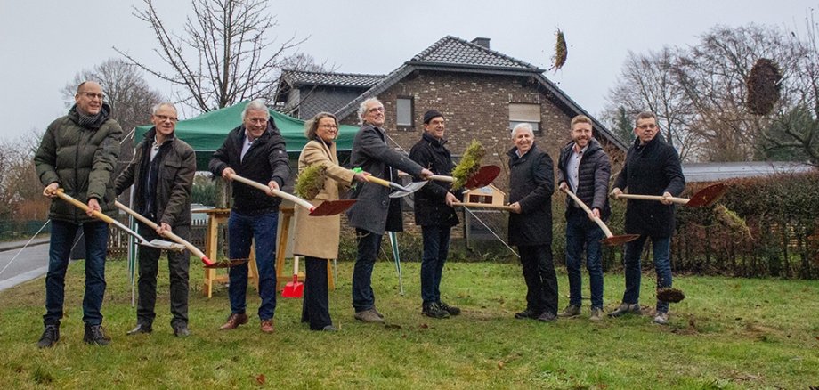 Spatenstich mit Bürgermeister Bernd Goffart, Ministerin Ina Scharrebach, Landtagsabgeordnetem Daniel Scheen-Pauls, Ortsvorsteher Armin Voßen und Vertretern des Trägervereins