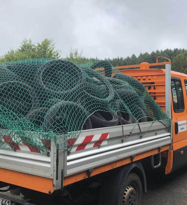 Ca. 50 Motorradreifen wurden zwischen Rurberg und Woffelsbach im Weidenbachtal entsorgt.