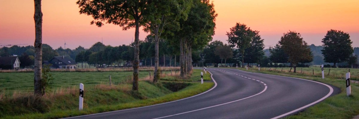Straße von Kesternich nach Strauch im Sonnenaufgang