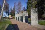 Ansicht auf die Stelen der Kriegsgräberstätte