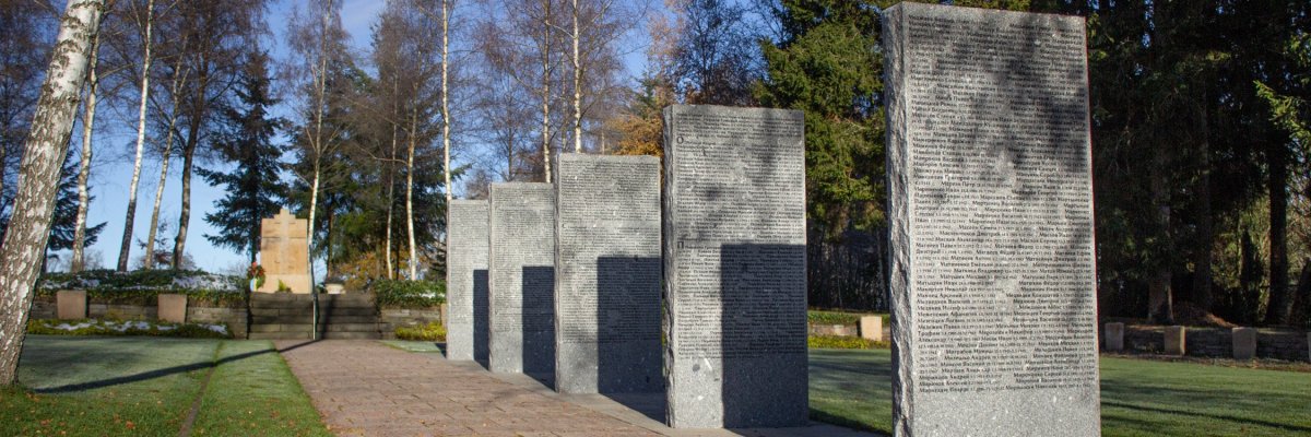 Ansicht auf die Stelen der Kriegsgräberstätte