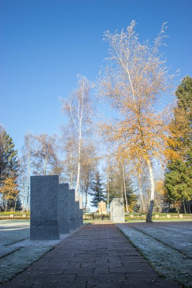 Ansicht auf die Stelen der Kriegsgräberstätte