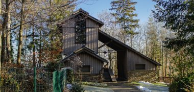 Mehrzweckgebäude in Holzbauweise als Eingang zur Kriegsgräberstätte