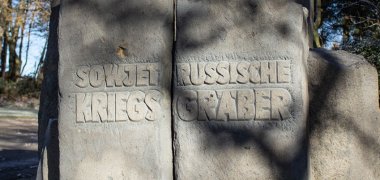 Basaltsäulen am Parkplatz zur Kriegsgräberstätte