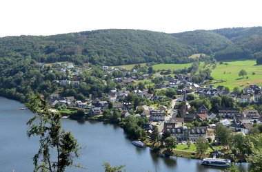 Panoramablick auf Einruhr mit dem Rursee im Vordergrund