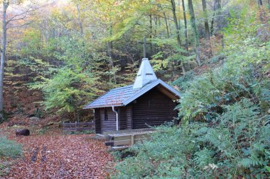 Waldkapelle Erkensruhr-Hirschrott im Herbst