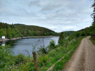 Ansicht eines Wanderwegs, neben dem die Kalltalsperre zu sehen ist 