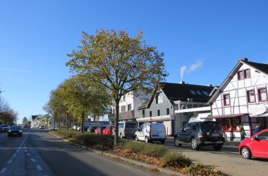 Ansicht der Hauptstraße in Simmerath mit Gebäuden