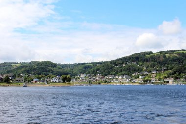 Blick vom Rursee aus auf Woffelsbach