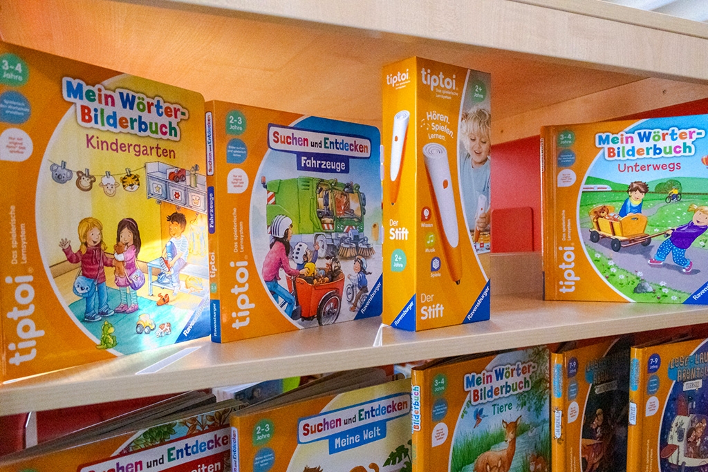 Tiptoi Bücher und Stift in einem Regal