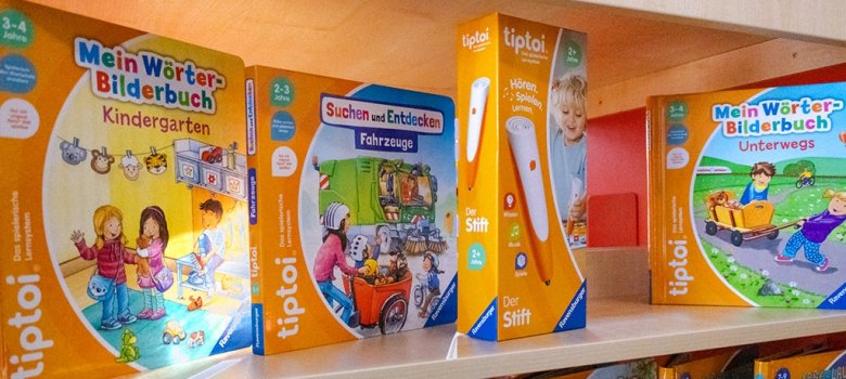 Tiptoi Bücher und Stift in einem Regal