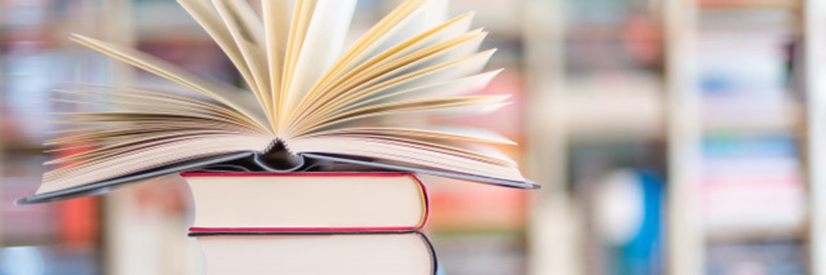 Übereinander gestapelte Bücher