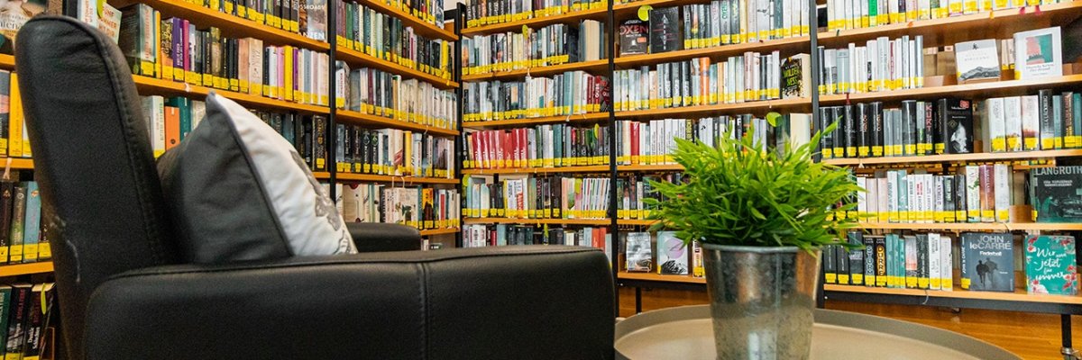 Ledersessel vor Bücherregalen in der Gemeindebücherei