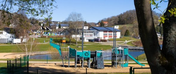 Spielschiff mit Naturbadestelle im Hintergrund.