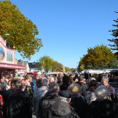 Straße voll mit Menschen und Verkaufsständen